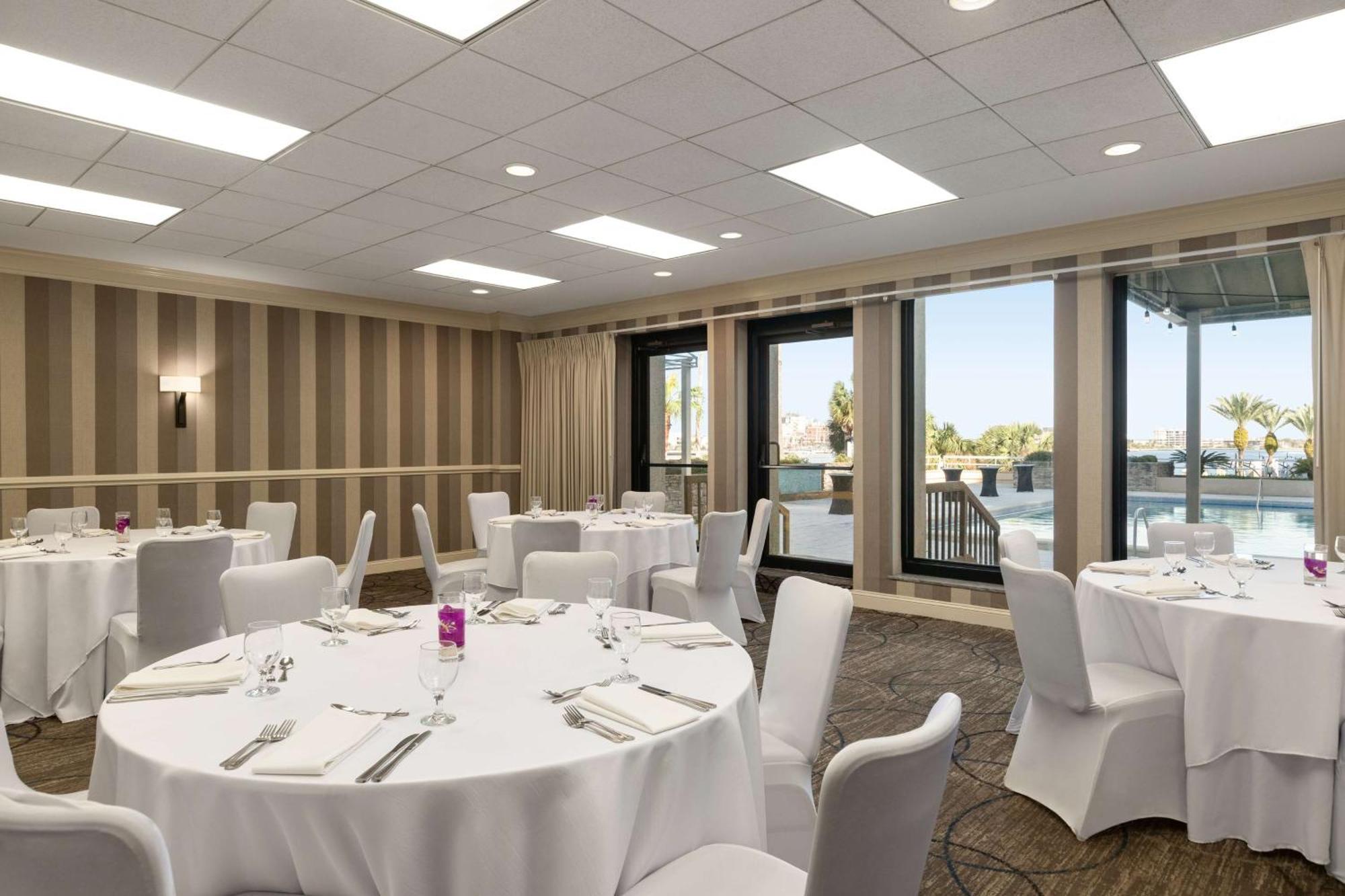 Doubletree By Hilton Jacksonville Riverfront, Fl Exterior photo